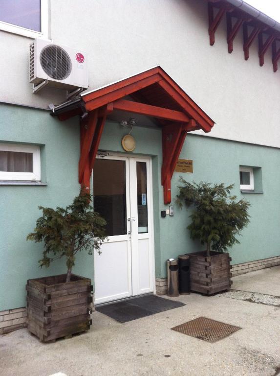 Polus Pension โชพรอน ภายนอก รูปภาพ