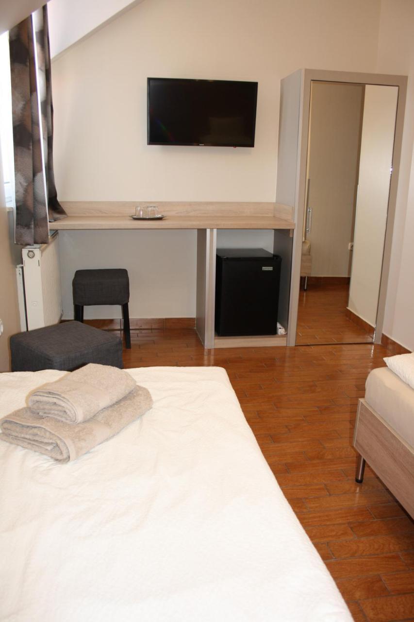 Polus Pension โชพรอน ภายนอก รูปภาพ