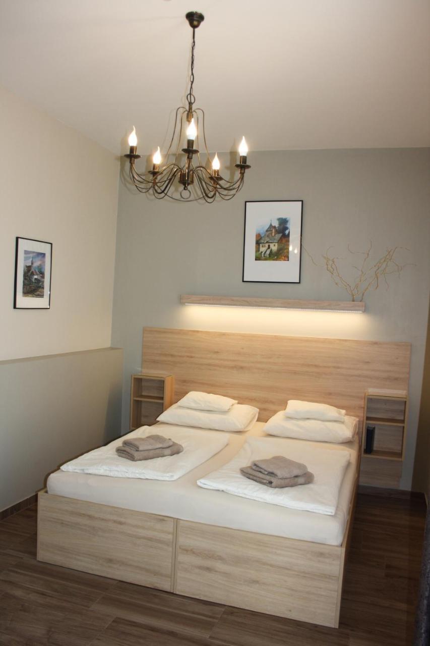 Polus Pension โชพรอน ภายนอก รูปภาพ