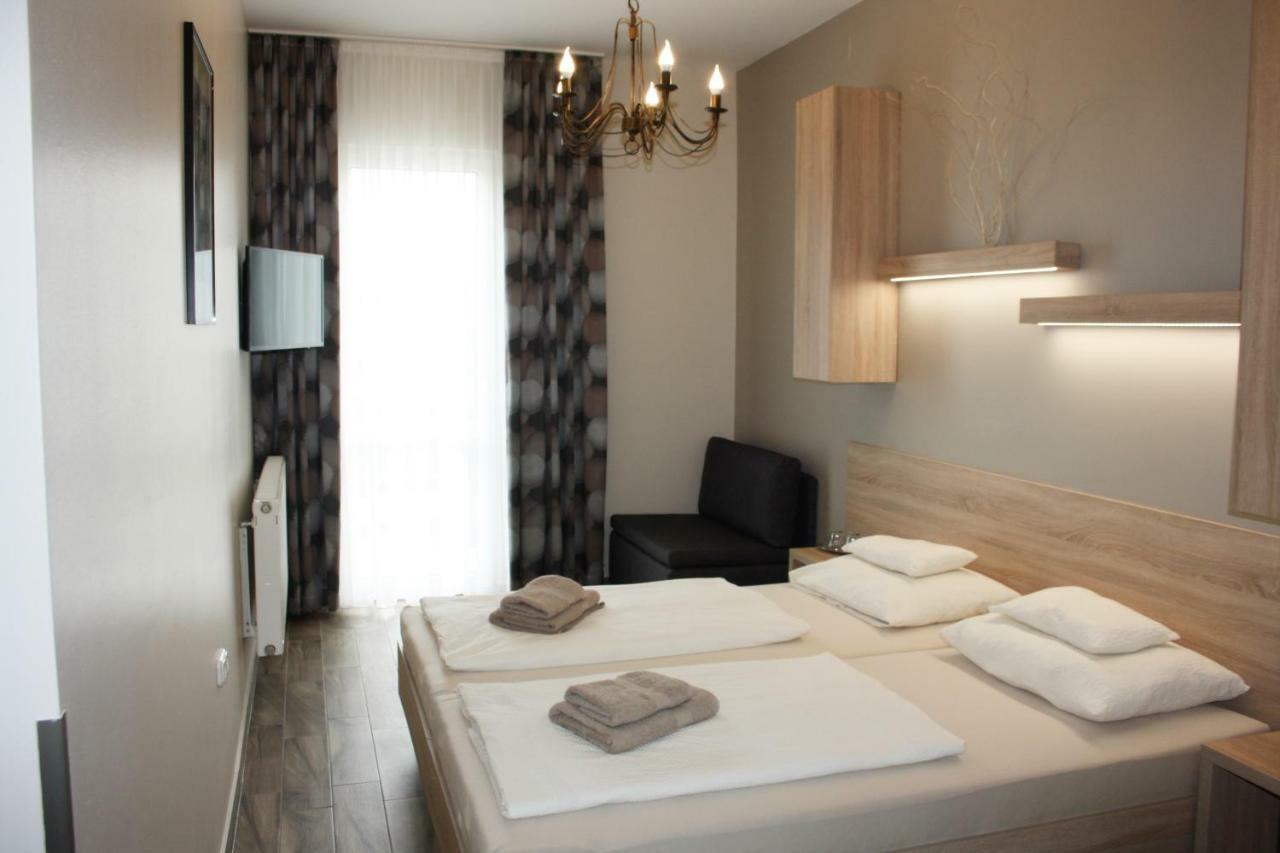 Polus Pension โชพรอน ภายนอก รูปภาพ